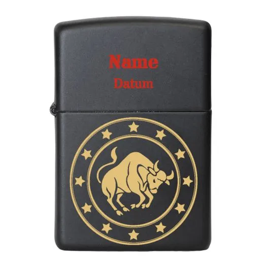 Stilvolles Zippo Feuerzeug mit personalisierter Sternzeichen Lasergravur auf schwarzer Oberfläche.