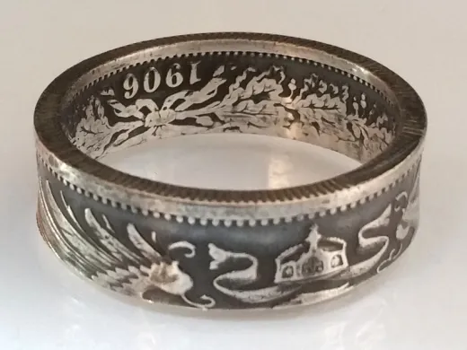 Dieser exklusive Silberring wurde aus einer echten 1 Mark Münze der Kaiserzeit gefertigt und überzeugt mit einzigartigem Design.