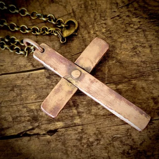 Handgefertigter Kreuzanhänger aus Feinkupfer mit antikem Eisennagel inkl. Kette • Vintage