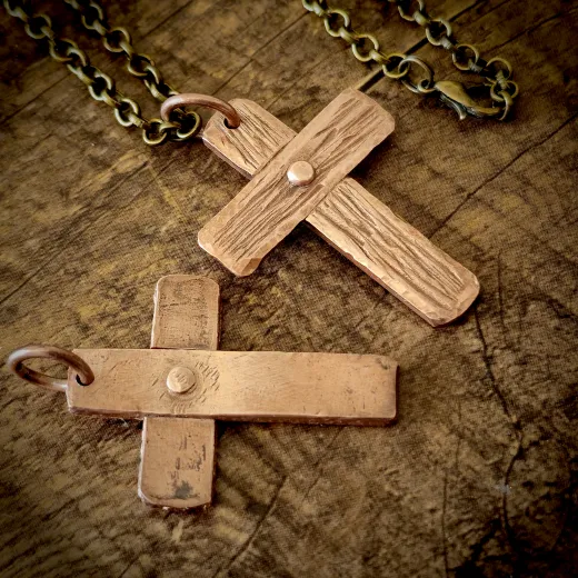 Handgefertigter Kreuzanhänger aus Feinkupfer inkl. Kette • Vintage