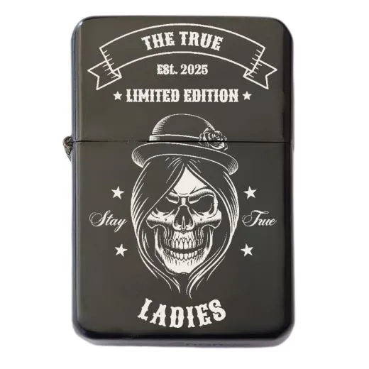 Schwarzes Benzinfeuerzeug mit detailreicher Totenkopf-Gravur „The True Ladies“ auf der Vorderseite individuell mit Wunschtext gravierbar – perfekt für selbstbewusste Frauen und Fans einzigartiger Designs.