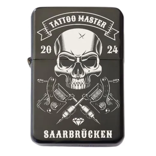 Schwarzes Benzinfeuerzeug mit detailreicher Totenkopf-Gravur „Tattoo Master“ auf der Vorderseite - mit Wunschtext gravierbar – ideales Geschenk für Tattoo- und Barbershop-Liebhaber.