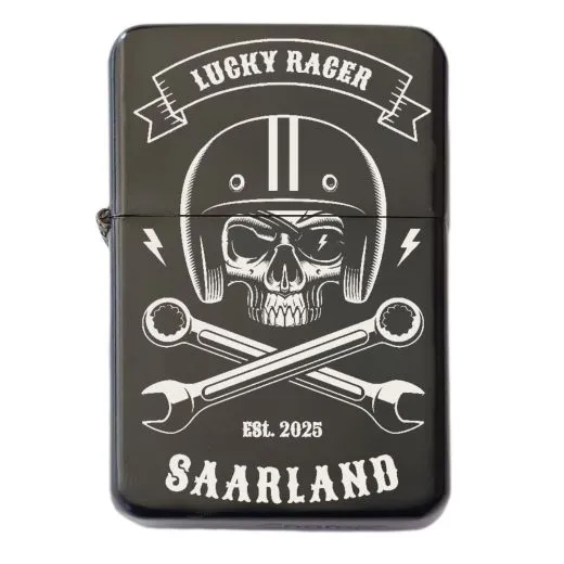 Schwarzes Benzinfeuerzeug mit detailreicher Totenkopf-Gravur „Lucky Racer“ auf der Vorderseite. Vorderseite personalisierbar mit Wunschtext – ideales Geschenk für Motorradfans und Individualisten.