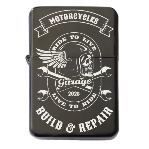 Schwarzes Benzinfeuerzeug mit detailreicher Totenkopf-Gravur „Motorcycles Build And Repair“ auf der Vorderseite. Vorderseite personalisierbar mit Wunschtext – perfekt für Motorradliebhaber und personalisierte Geschenke.