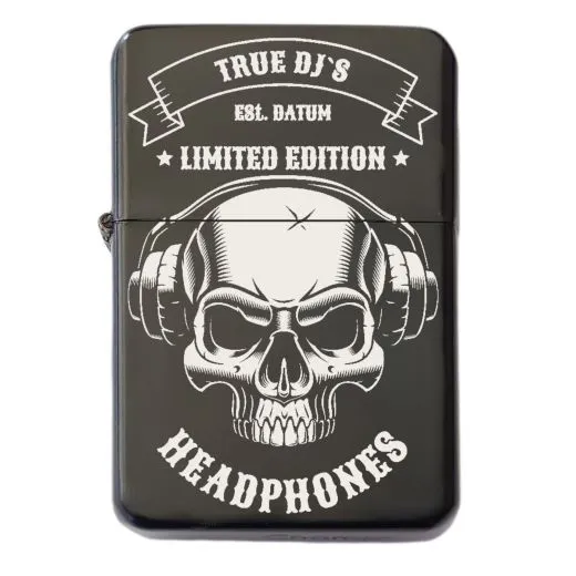 Schwarzes Benzinfeuerzeug mit detailreicher Totenkopf-Gravur „True DJ`s Headphones“ auf der Vorderseite individuell mit Wunschtext gravierbar – ideal für Musik- und DJ-Fans.