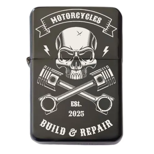 Schwarzes Benzinfeuerzeug mit detailreicher Totenkopf-Gravur „Motorcycles Build And Repair“ auf der Vorderseite. Vorderseite individuell mit Wunschtext gravierbar – das perfekte Geschenk für Motorradliebhaber und Individualisten.
