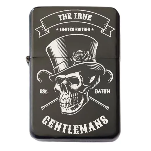 Schwarzes Benzinfeuerzeug mit präziser Totenkopf-Gravur „The True Gentlemans“ auf der Vorderseite personalisierbar mit Wunschtext – stilvolles Geschenk für echte Gentlemen und Individualisten.