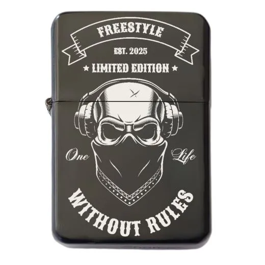 Schwarzes Benzinfeuerzeug mit detailreicher Totenkopf-Gravur „Freestyle Without Rules“ auf der Vorderseite. Rückseite individuell mit Wunschtext gravierbar – ideal für Freigeister und Liebhaber individueller Designs.