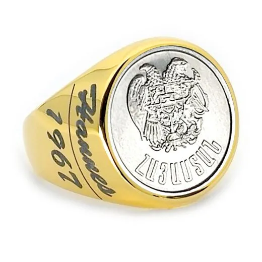 Jeder Ring wird von Hand gefertigt und kann individuell graviert werden.