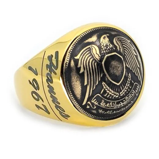 Der markante Ring zeigt das Wappen der Arabischen Republik Ägypten