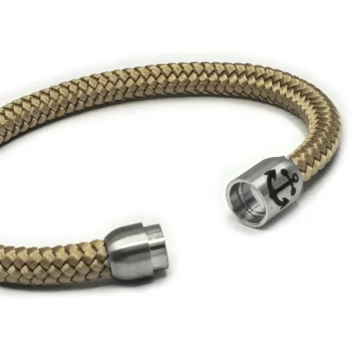 Handgefertigtes Segeltau Armband mit Edelstahl-Magnetverschluss und optionaler Ankergravur. Wetterfest, leicht & maritim.
