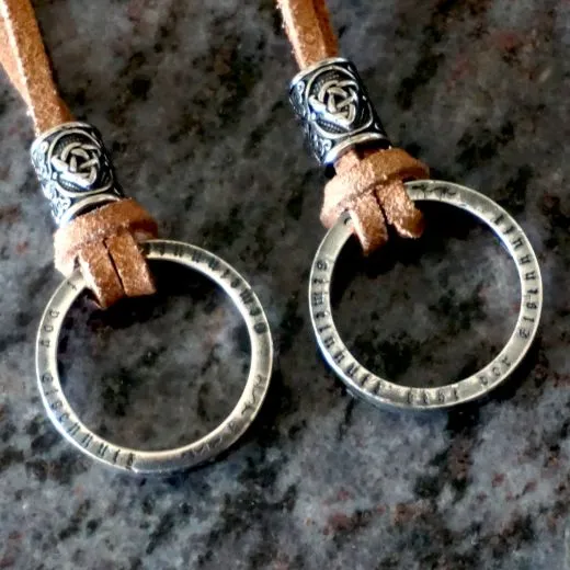 Schmuckstück als Statement – getragen um den Hals, kombiniert mit lässigem Outfit für Herren und Damen.