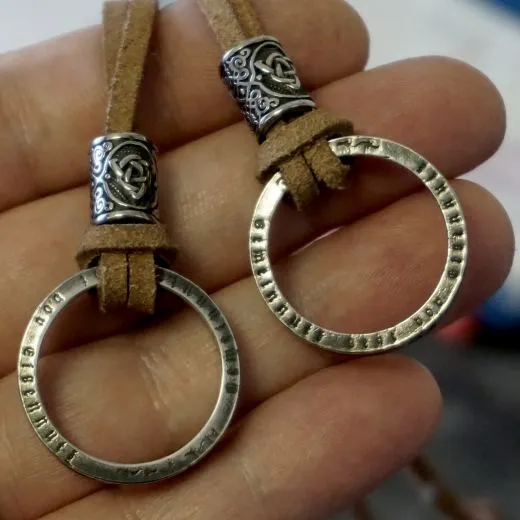 Handgefertigter Münzschmuck mit Hindenburg-Motiv, kombiniert mit einem braunen Wildlederband und Edelstahlperle im keltischen Design.