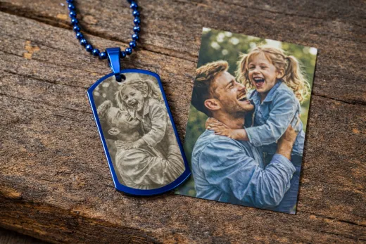 Edelstahl Anhänger Blau mit Foto, Text & Motiv Gravur inkl. silberfarbener 60 cm langen Kugelkette • Personalisierbar