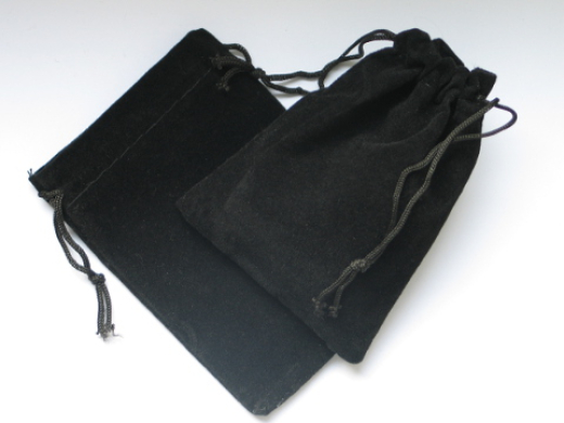 Samtbeutel schwarz mit Kordelzug, Innenmaß: L x B 78 x 65 mm