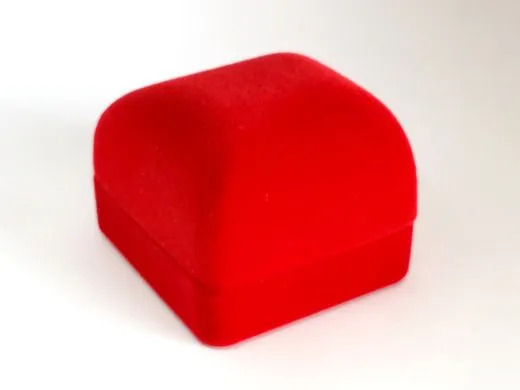 Ringetui aus Kunststoff mit Samtüberzug rot, Außenmaß: 45x50x38mm