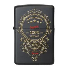 Schwarzes Zippo Feuerzeug mit markanter Gravur „100% AUTHENTIC“ – stilvoll & kraftvoll.
