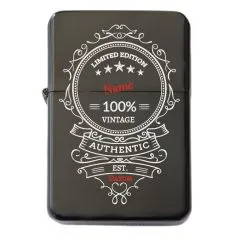 Robustes Feuerzeug mit Gravur im matten Schwarz – ein stilvolles Accessoire mit Aussage.