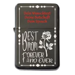 Stilvolles Benzinfeuerzeug mit personalisierter BEST MOM Lasergravur auf schwarzer Oberfläche.