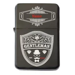 Schwarzes Benzinfeuerzeug mit detailreicher „GENTLEMAN“ Gravur – ideales Geschenk für Herren.