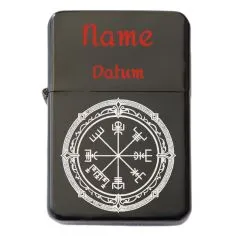 Schwarzes Benzinfeuerzeug mit detailreicher Nordischer Kompass Gravur – ideales Geschenk für Abenteurer.