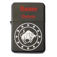 Robustes und elegantes Benzinfeuerzeug mit schwarzer Oberfläche und Sternzeichen Gravur.