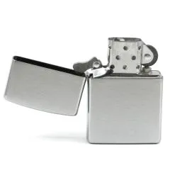 Zippo Benzinfeuerzeug in Silber gebürstet mit individueller Monogramm-Gravur.