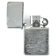 Edles Benzinfeuerzeug mit individueller Monogramm-Gravur in gebürstetem Silber.