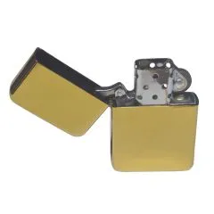 Exklusives Benzinfeuerzeug mit goldener Metallic-Oberfläche und Monogramm-Gravur.
