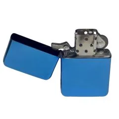 Edles Benzinfeuerzeug mit blauer Metallic-Oberfläche und Monogramm-Gravur.