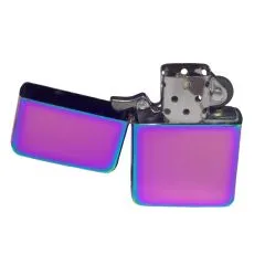 Farbenfrohes Benzinfeuerzeug mit Regenbogen-Metallic und Wunschgravur.