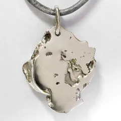 Entdecken Sie einen einzigartigen Silberanhänger in Nugget-Form, handgefertigt aus 900er Silber. Dieser exklusive Anhänger wird aus alten Silbermünzen hergestellt und besticht durch seine natürliche, organische Form, die den rauen Charme eines echten Silb