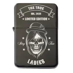 Schwarzes Benzinfeuerzeug mit detailreicher Totenkopf-Gravur „The True Ladies“ auf der Vorderseite individuell mit Wunschtext gravierbar – perfekt für selbstbewusste Frauen und Fans einzigartiger Designs.