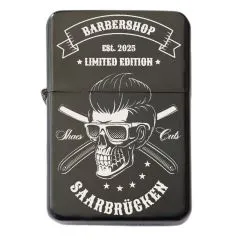 Schwarzes Benzinfeuerzeug mit detailreicher Totenkopf-Gravur „Barbershop“ auf der Vorderseite. Vorderseite individuell mit Wunschtext gravierbar – das perfekte Geschenk für Barbershop-Fans und Liebhaber einzigartiger Designs.