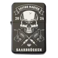 Schwarzes Benzinfeuerzeug mit detailreicher Totenkopf-Gravur „Tattoo Master“ auf der Vorderseite - mit Wunschtext gravierbar – ideales Geschenk für Tattoo- und Barbershop-Liebhaber.