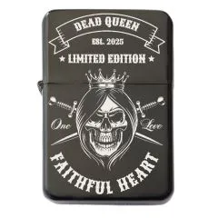 Schwarzes Benzinfeuerzeug mit kunstvoller Totenkopf-Gravur „Dead Queen – Faithful Heart“ auf der Vorderseite individuell mit Wunschtext gravierbar – einzigartiges Geschenk.
