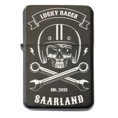 Schwarzes Benzinfeuerzeug mit detailreicher Totenkopf-Gravur „Lucky Racer“ auf der Vorderseite. Vorderseite personalisierbar mit Wunschtext – ideales Geschenk für Motorradfans und Individualisten.