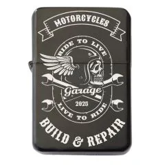 Schwarzes Benzinfeuerzeug mit detailreicher Totenkopf-Gravur „Motorcycles Build And Repair“ auf der Vorderseite. Vorderseite personalisierbar mit Wunschtext – perfekt für Motorradliebhaber und personalisierte Geschenke.