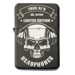 Schwarzes Benzinfeuerzeug mit detailreicher Totenkopf-Gravur „True DJ`s Headphones“ auf der Vorderseite individuell mit Wunschtext gravierbar – ideal für Musik- und DJ-Fans.