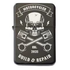 Schwarzes Benzinfeuerzeug mit detailreicher Totenkopf-Gravur „Motorcycles Build And Repair“ auf der Vorderseite. Vorderseite individuell mit Wunschtext gravierbar – das perfekte Geschenk für Motorradliebhaber und Individualisten.