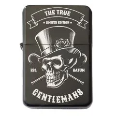 Schwarzes Benzinfeuerzeug mit präziser Totenkopf-Gravur „The True Gentlemans“ auf der Vorderseite personalisierbar mit Wunschtext – stilvolles Geschenk für echte Gentlemen und Individualisten.