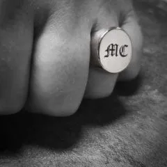 Personalisierter Siegelring aus Edelstahl mit Monogramm-Gravur – in Silber, Schwarz oder Gold