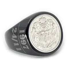 Das Staatswappen von Guyana als zentrales Design-Highlight des Rings.