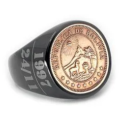 Das zentrale Staatswappen Boliviens verleiht dem Ring eine edle Symbolkraft.