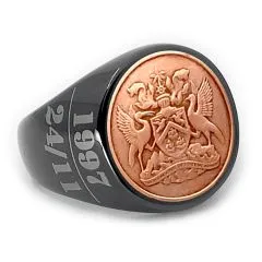 Das markante Staatswappen verleiht dem Ring kulturelle Tiefe und Charakter.