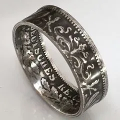 Der detailreiche Silberring zeigt die feine Prägung der historischen Münze – ein Blickfang mit Geschichte.