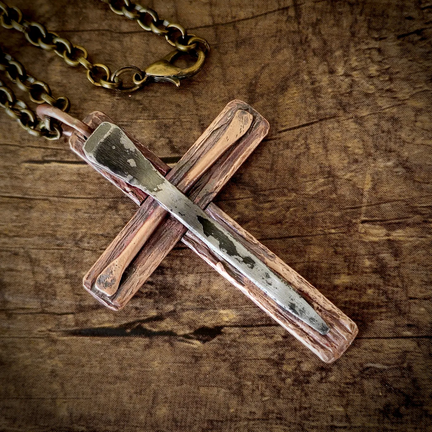 Kreuzanhänger handgefertigt aus Feinkupfer mit antikem Eisennagel • Vintage inklusive Kette – Ansicht 4