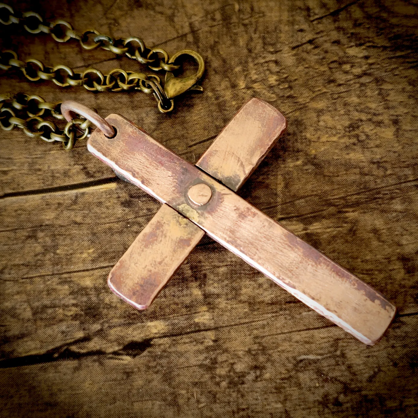 Kreuzanhänger handgefertigt aus Feinkupfer mit antikem Eisennagel • Vintage inklusive Kette – Ansicht 2