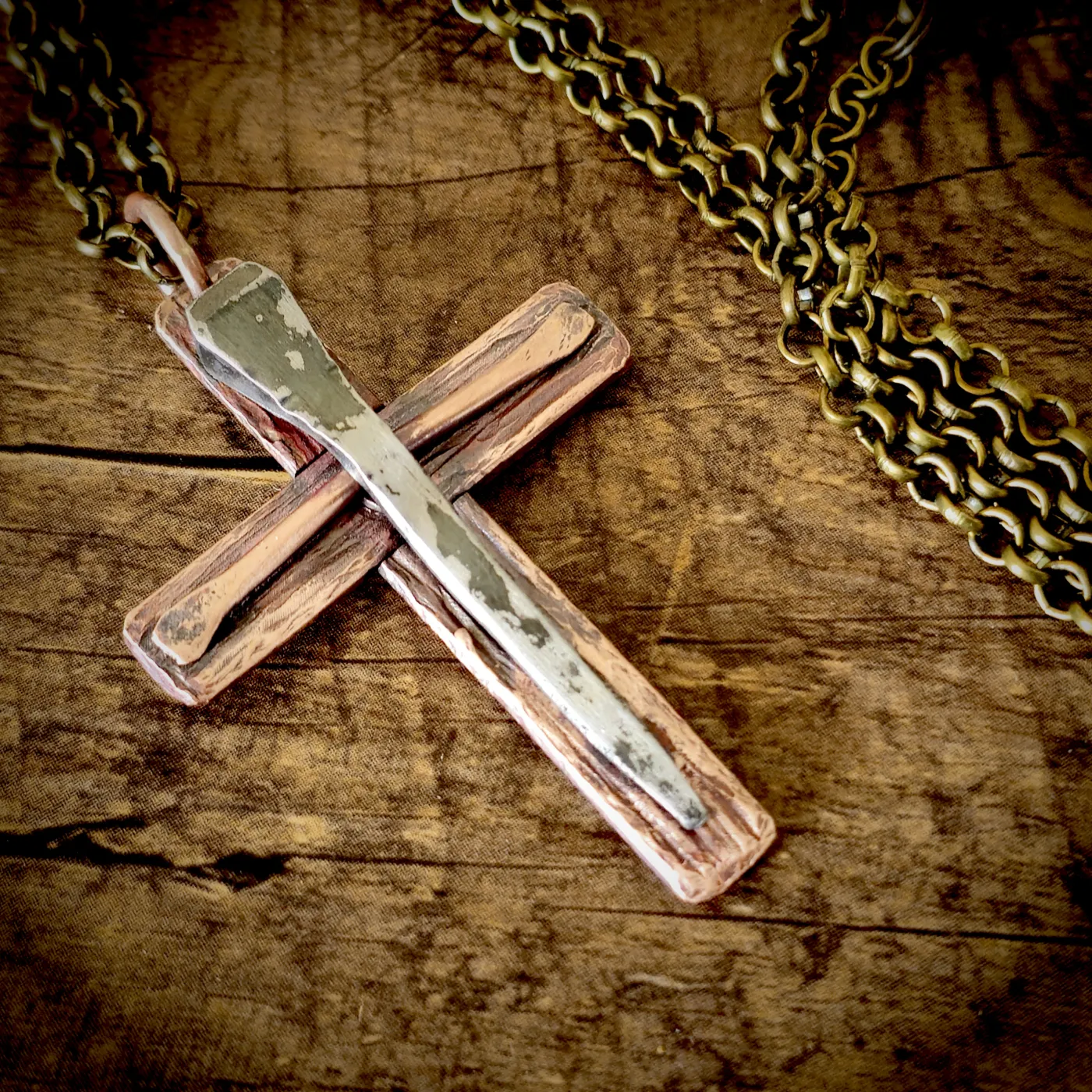 Kreuzanhänger handgefertigt aus Feinkupfer mit antikem Eisennagel • Vintage inklusive Kette – Ansicht 1
