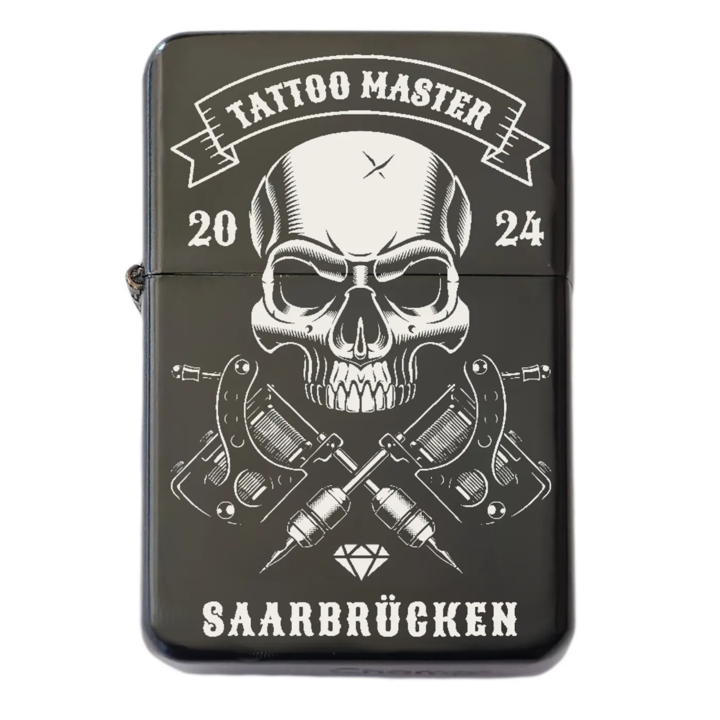 Schwarzes Benzinfeuerzeug mit detailreicher Totenkopf-Gravur „Tattoo Master“ auf der Vorderseite - mit Wunschtext gravierbar – ideales Geschenk für Tattoo- und Barbershop-Liebhaber.